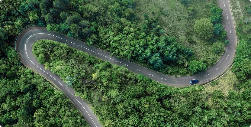 automobil na vijugavom putu iz ptičje perspektive